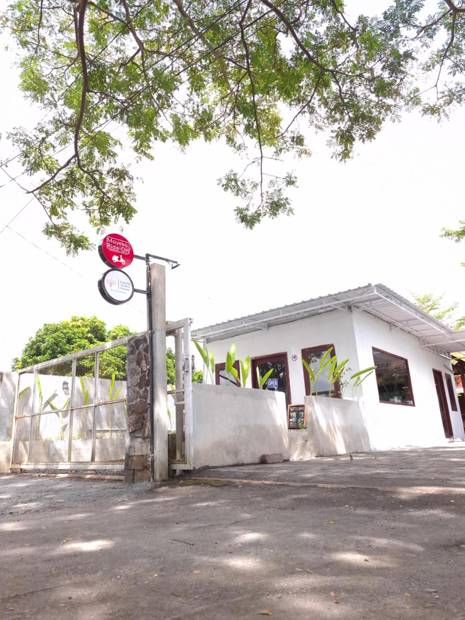 Mayeka Transit Hostel Bandara Internasional Lombok Praya Exterior foto