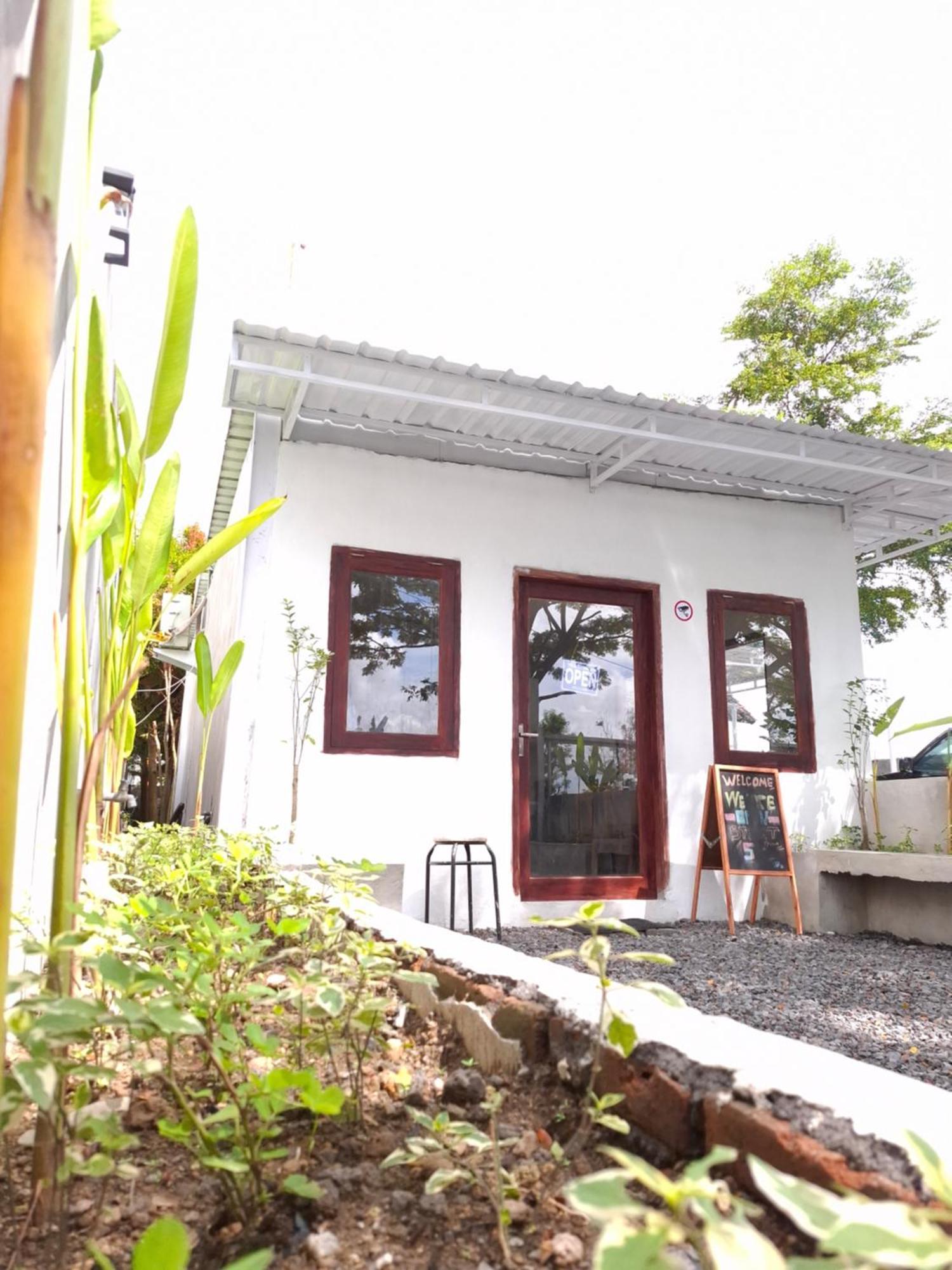 Mayeka Transit Hostel Bandara Internasional Lombok Praya Exterior foto