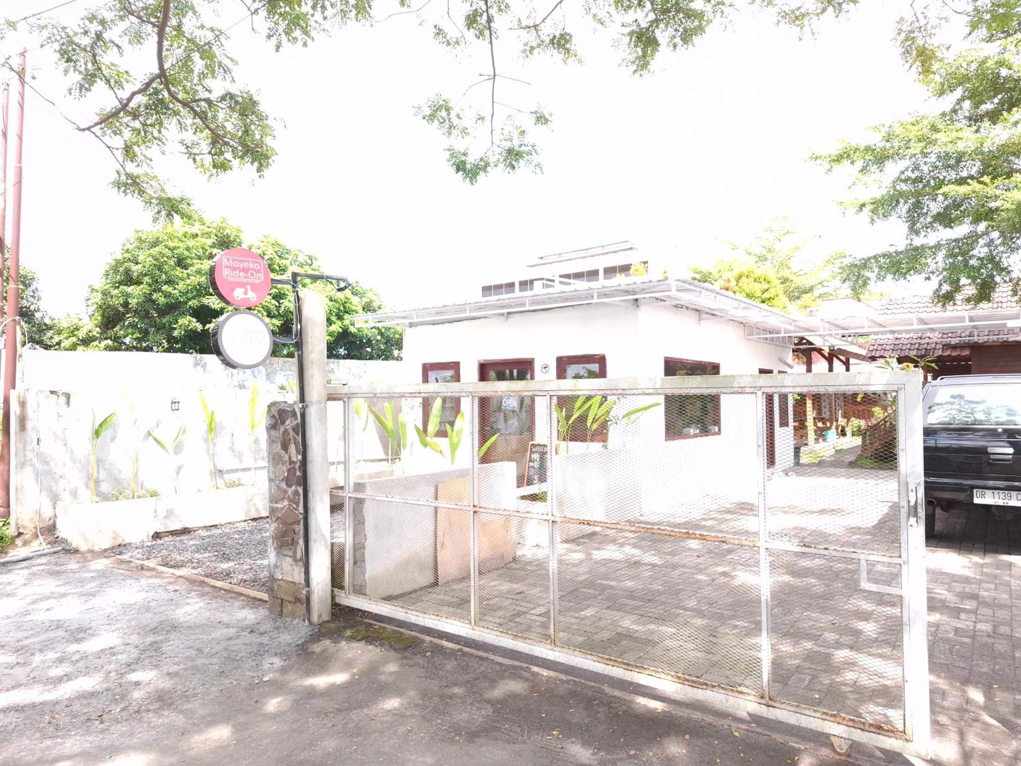 Mayeka Transit Hostel Bandara Internasional Lombok Praya Exterior foto